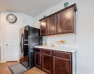21311 Orono Heights Trail - Photo Thumbnail 10
