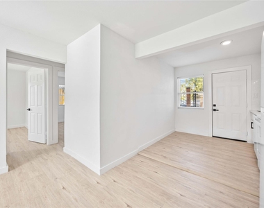 6811 Del Rio Street - Photo Thumbnail 5