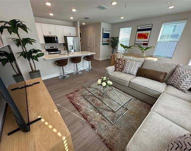 1111 E Caroline Street - Photo Thumbnail 8
