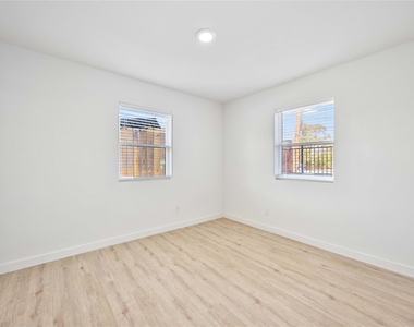 6811 Del Rio Street - Photo Thumbnail 9
