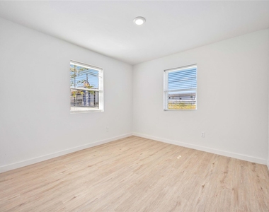 6811 Del Rio Street - Photo Thumbnail 6