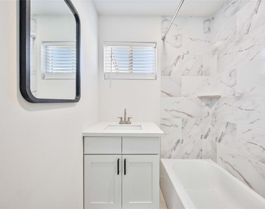 6811 Del Rio Street - Photo Thumbnail 14
