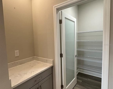 12573 Oak Hill Way - Photo Thumbnail 8