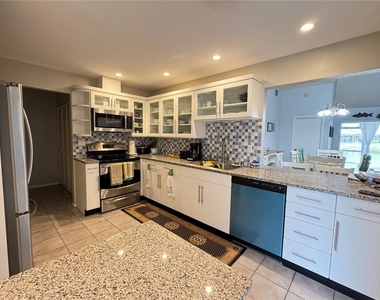 5371 Crestlake Boulevard - Photo Thumbnail 7