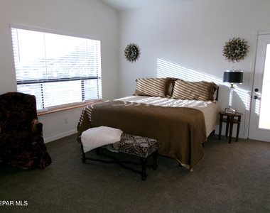 294 Vaquero Lane - Photo Thumbnail 16