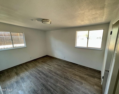 4917 Royal Drive - Photo Thumbnail 9