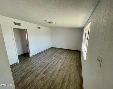 4917 Royal Drive - Photo Thumbnail 4