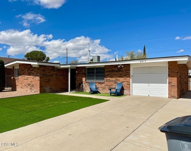 4917 Royal Drive - Photo Thumbnail 2