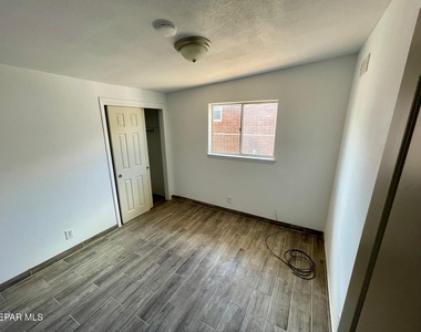 4917 Royal Drive - Photo Thumbnail 6