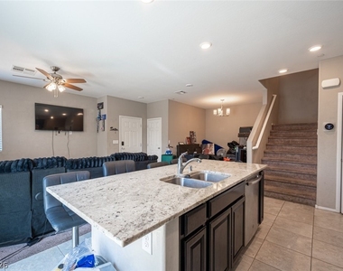 2715 Amazing Meadows Avenue - Photo Thumbnail 10