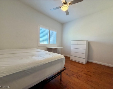 2291 W Horizon Ridge Parkway - Photo Thumbnail 5