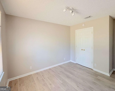 142 Woodvalley Court - Photo Thumbnail 35