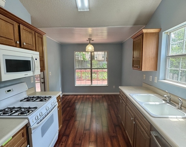 1840 Arborwood Drive - Photo Thumbnail 11