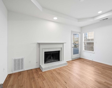 567 Winton Terrace Ne - Photo Thumbnail 3