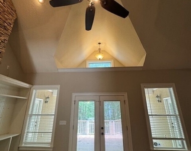 207 Lakeview Court - Photo Thumbnail 9