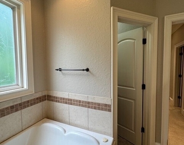 207 Lakeview Court - Photo Thumbnail 15