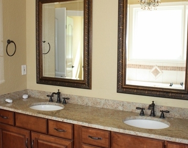 207 Lakeview Court - Photo Thumbnail 2