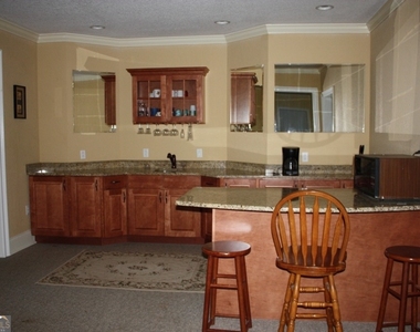 207 Lakeview Court - Photo Thumbnail 6