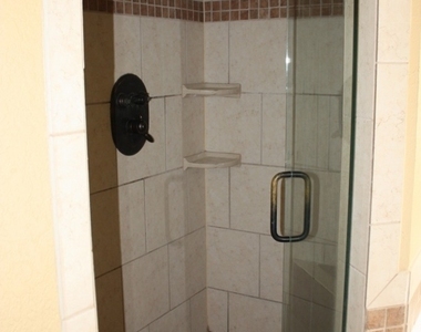 207 Lakeview Court - Photo Thumbnail 4
