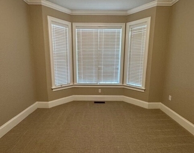 207 Lakeview Court - Photo Thumbnail 17