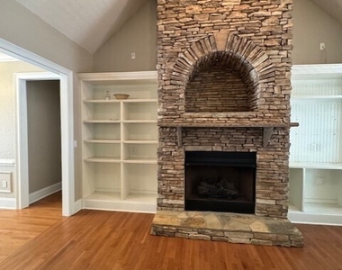 207 Lakeview Court - Photo Thumbnail 8