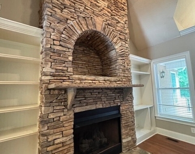 207 Lakeview Court - Photo Thumbnail 10