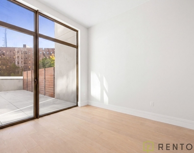 960 Franklin Ave - Photo Thumbnail 5