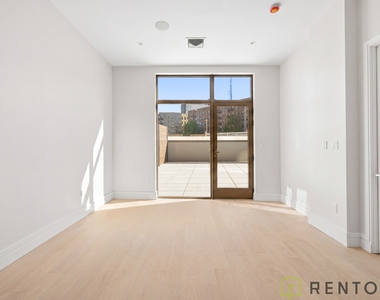 960 Franklin Ave - Photo Thumbnail 1