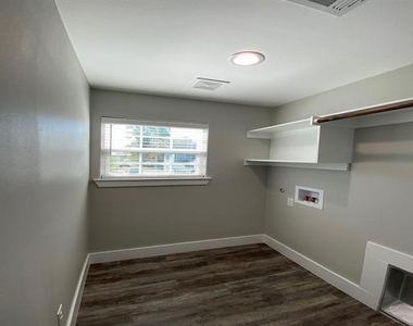 411 S Fannin Avenue - Photo Thumbnail 17