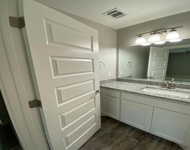 411 S Fannin Avenue - Photo Thumbnail 13
