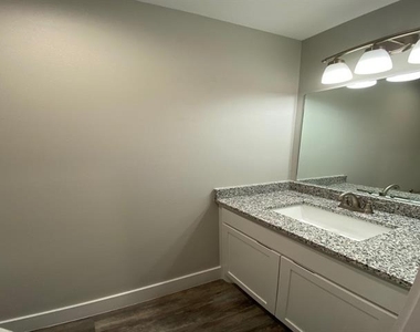 411 S Fannin Avenue - Photo Thumbnail 5