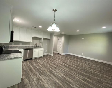 411 S Fannin Avenue - Photo Thumbnail 3