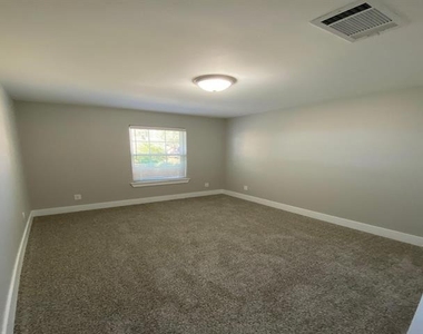 411 S Fannin Avenue - Photo Thumbnail 9