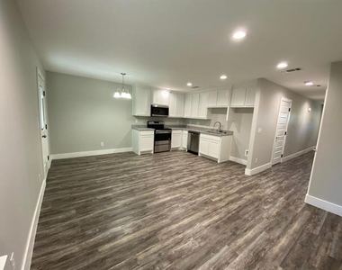 411 S Fannin Avenue - Photo Thumbnail 2