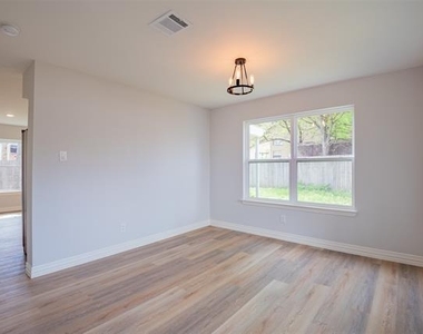 2318 Bennington Drive - Photo Thumbnail 4