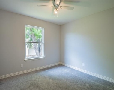 2318 Bennington Drive - Photo Thumbnail 15