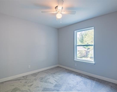 2318 Bennington Drive - Photo Thumbnail 12