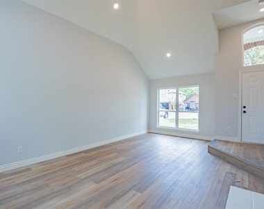 2318 Bennington Drive - Photo Thumbnail 3
