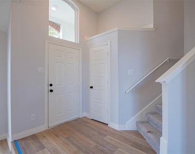 2318 Bennington Drive - Photo Thumbnail 2