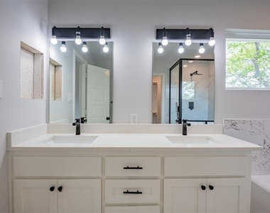2318 Bennington Drive - Photo Thumbnail 11