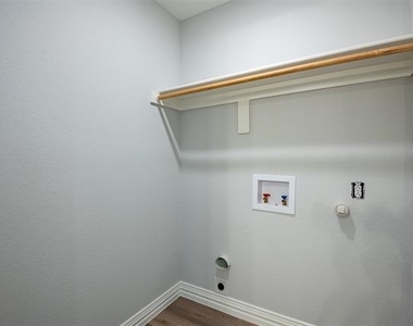 2318 Bennington Drive - Photo Thumbnail 6