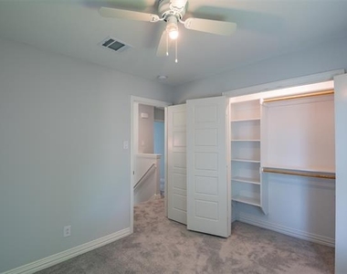 2318 Bennington Drive - Photo Thumbnail 16
