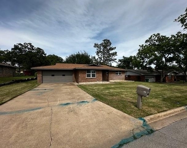 829 N Charlotte Avenue - Photo Thumbnail 1