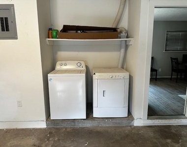 829 N Charlotte Avenue - Photo Thumbnail 11