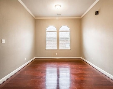 4104 Mustang Avenue - Photo Thumbnail 3