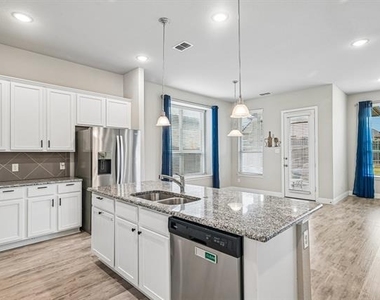 2114 Laurel Street - Photo Thumbnail 7