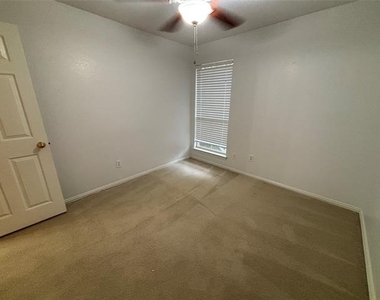 2921 Meadow Glen Drive - Photo Thumbnail 6