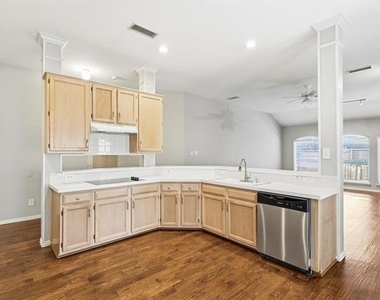 2921 Meadow Glen Drive - Photo Thumbnail 16