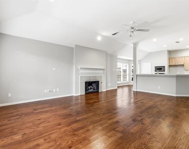 2921 Meadow Glen Drive - Photo Thumbnail 12