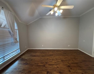 2921 Meadow Glen Drive - Photo Thumbnail 4